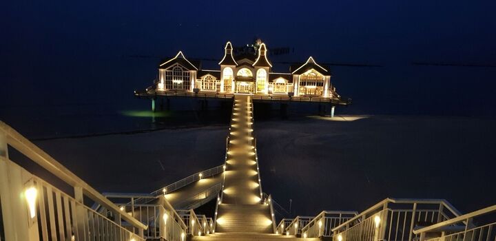 Seebrücke bei Nacht