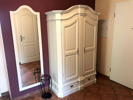 Flurschrank und Spiegel