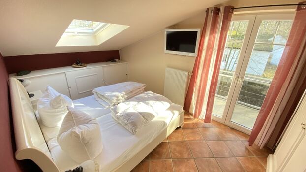Schlafzimmer mit Ausgang auf den Balkon