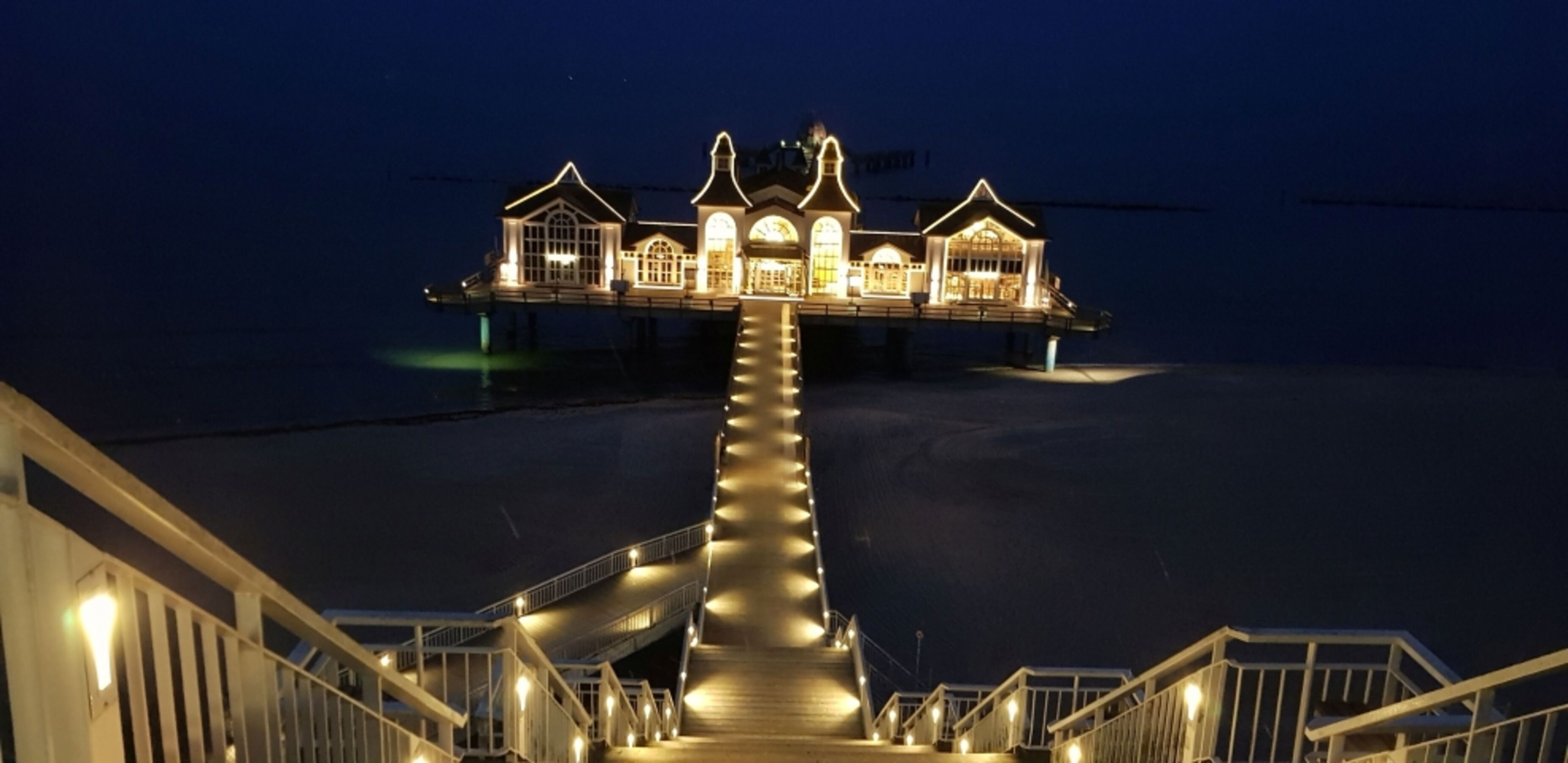 Seebrücke bei Nacht