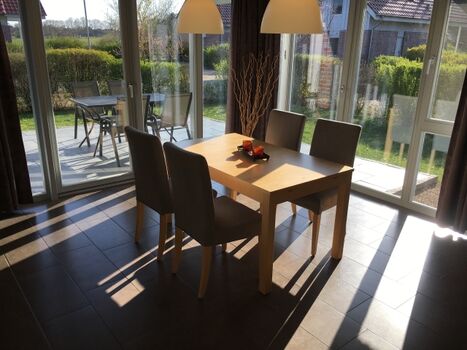 Heller Essplatz mit Gartenblick