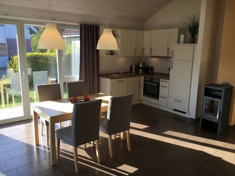 Lichtdurchflutetes Esszimmer