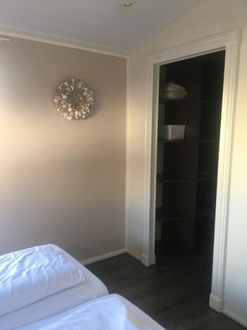 Durchgang zum begehbaren Schrank und Bad