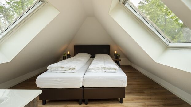 Schlafzimmer mit Doppelbett