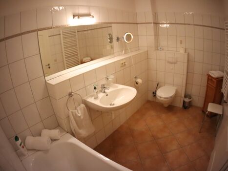 1.OG: Bad mit Badewanne/Dusche