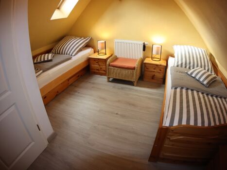 Galerie mit zwei Einzelbetten