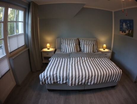 1.OG: großes SZ mit Boxspringbett 180x200