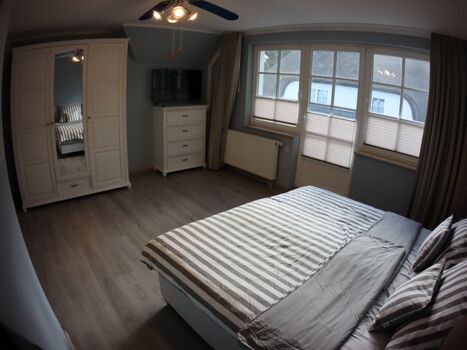 1.OG: großes SZ mit TV