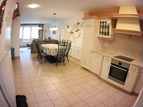 EG: Blick in Küche/WZ mit Esstisch