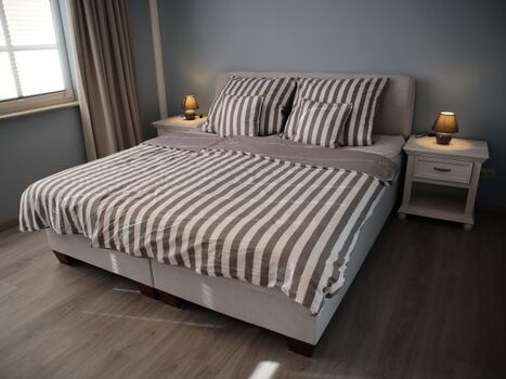 1.OG: großes SZ mit Boxspringbett