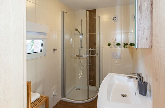 Badezimmer mit Dusche 