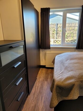Kleiderschrank und Kommode im Schlafzimmer