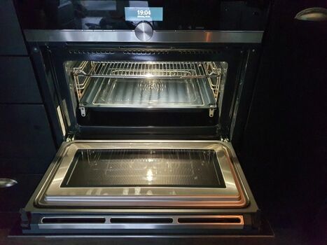 Brandneuer Backofen mit Mikrowelle