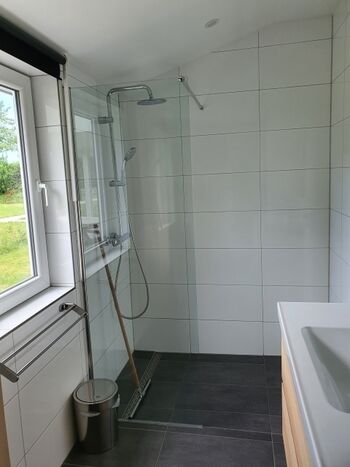 Bad mit ebenerdiger Regendusche