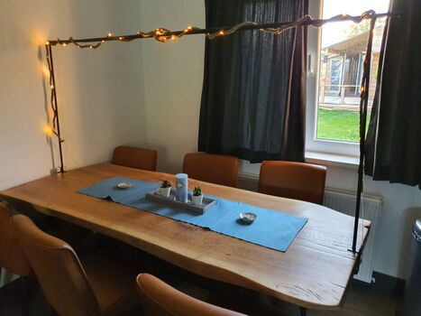 mit großem Tisch für die gezauberten Speisen