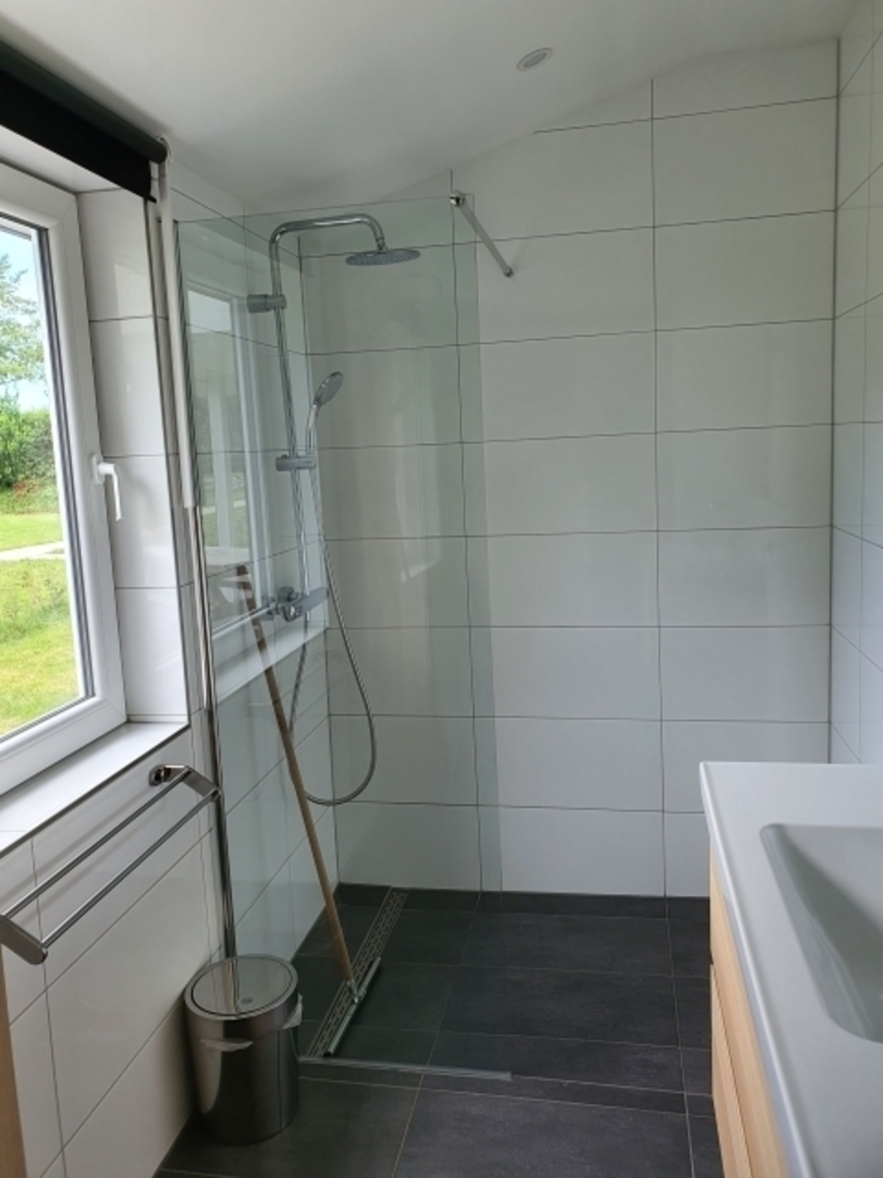 Bad mit ebenerdiger Regendusche