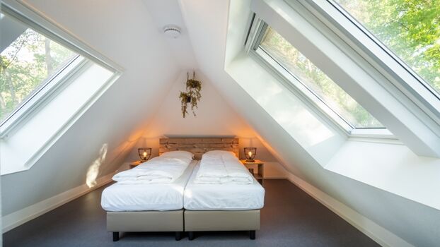 Schlafzimmer mit Doppelbett