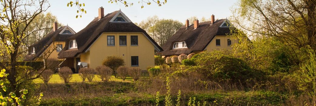Ostblick in die kleine Ferienhausanlage (rechtes Haus)