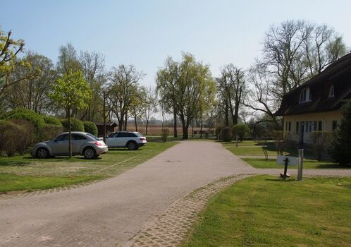 Parkplätze auf dem Grundstück
