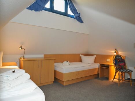 Schlafzimmer 3 (oben mit neuem Bett und Lampen->Bilder folgen)