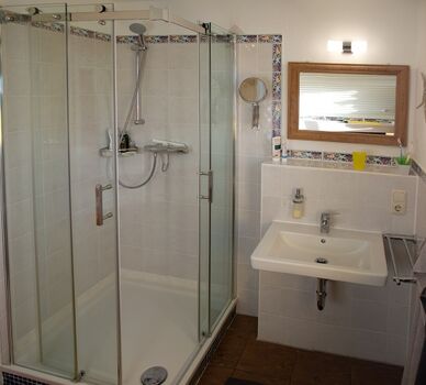Badezimmer mit extra großer Dusche