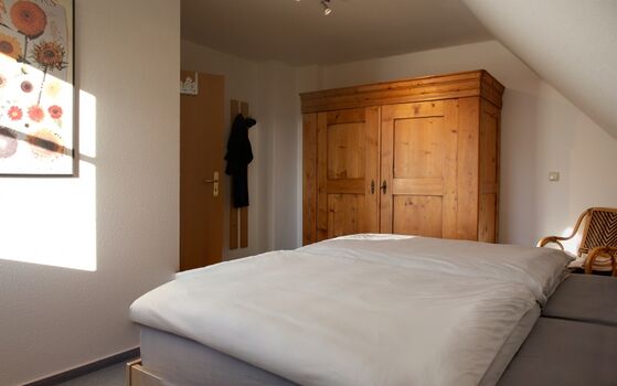 Schlafzimmer 1 (neues Bett, Lampen -> Bilder folgen)