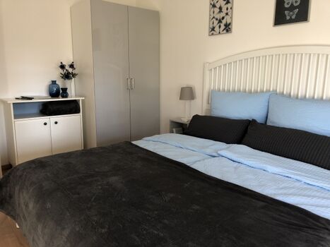 Schlafzimmer mit Doppelbett