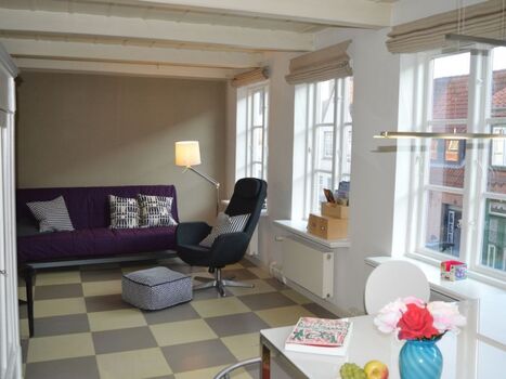 Sofaecke mit Designermöbeln, Kabel-TV, Musikanlage,Büchern, Journalen und Spielen