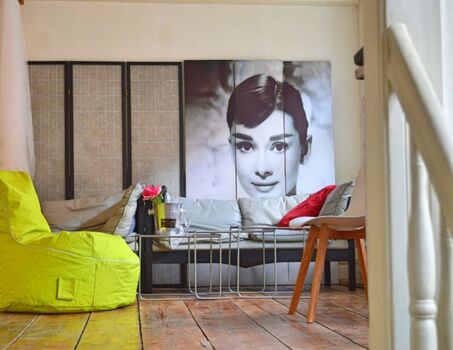 Der Wohnbereich in der Galerie voller Kunst und Kultur