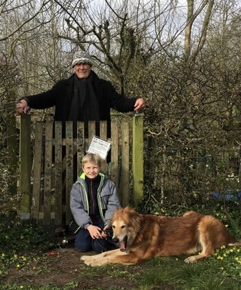 Hinter dem Tor darf Tobi toben - externer, eingezäunter Obstgarten.   