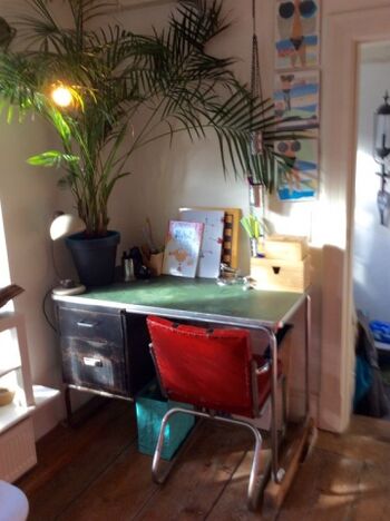 Kreativer Schreibtisch zum Basteln, Werkeln, Malen, Schreiben