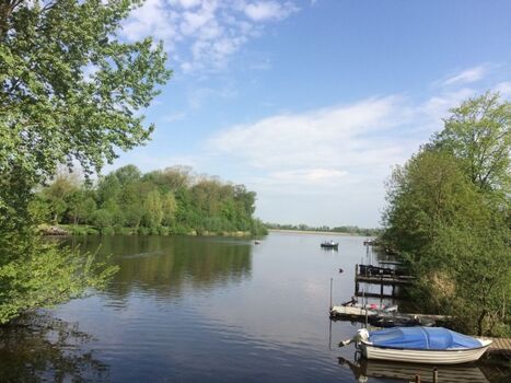 Ruderboot am eigenen Steg, ab auf die "Treene"