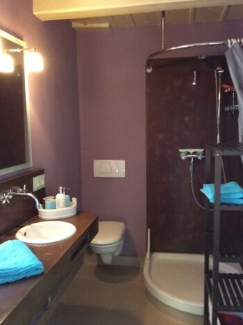 Schickes Duschbad mit Fenster zum Hof