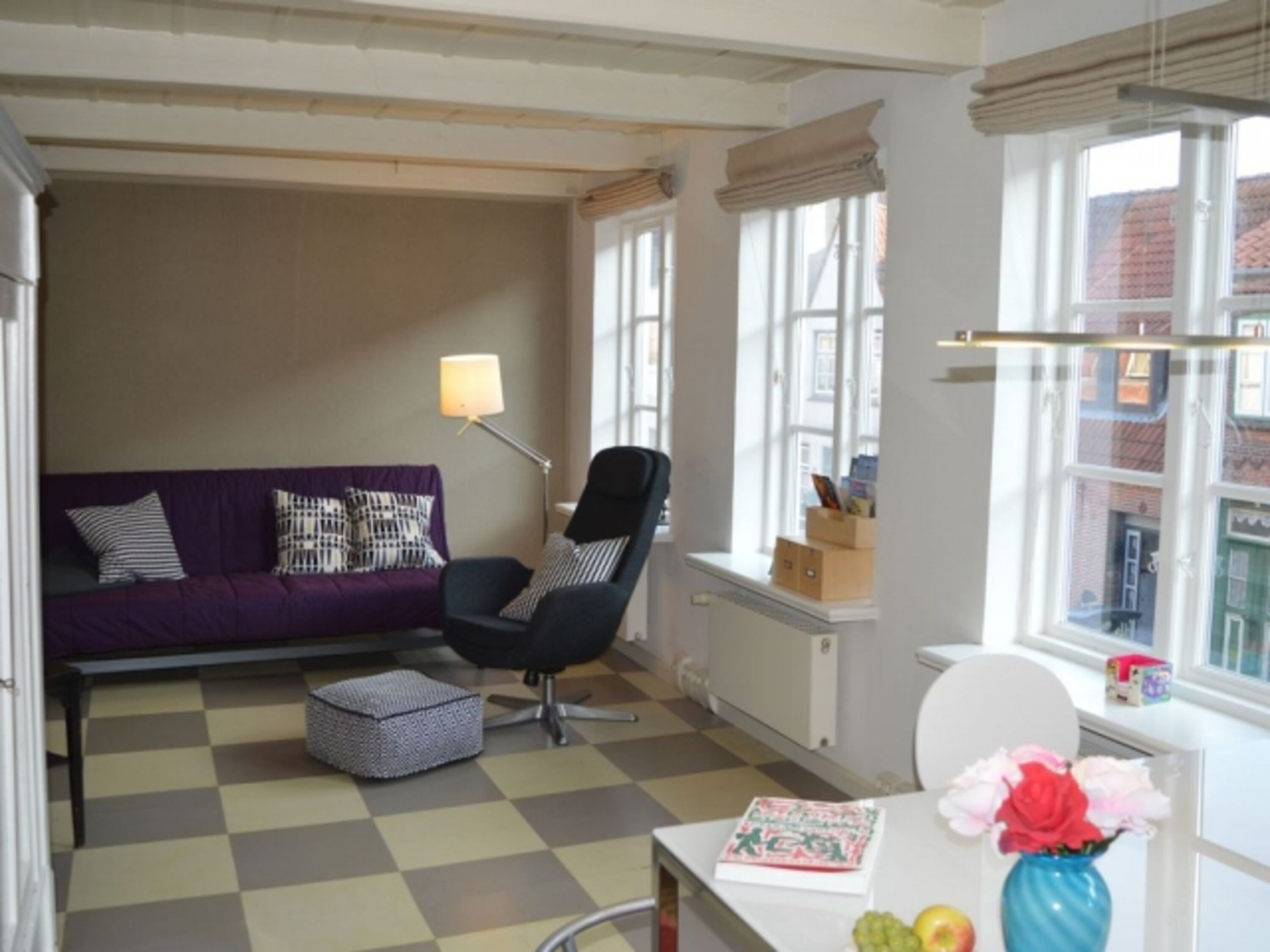 Sofaecke mit Designermöbeln, Kabel-TV, Musikanlage,Büchern, Journalen und Spielen