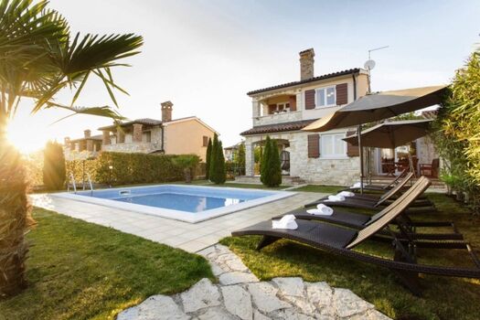 privater Pool und Garten