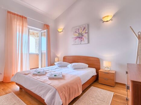 Schlafzimmer 4  Balkonzugang