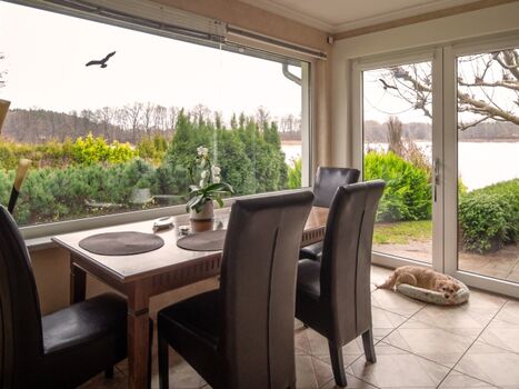 Wohnzimmer Esstisch mit Seeblick