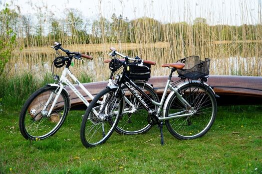zwei sehr gute Damenfahrräder stehen zur freien Verfügung