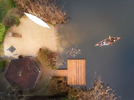 Vogelperspektive auf Strand und Steg