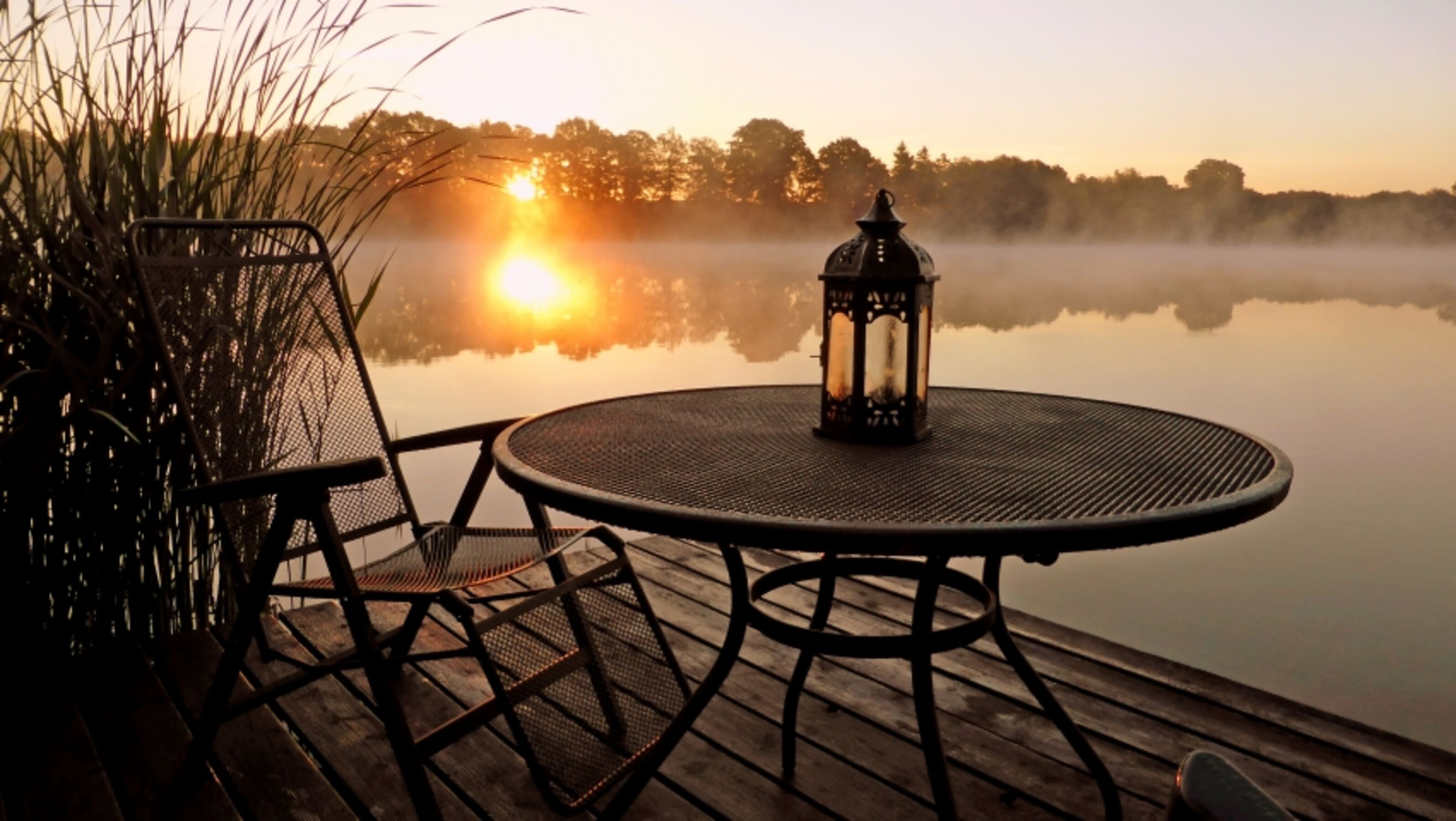 Steg im Sonnenaufgang