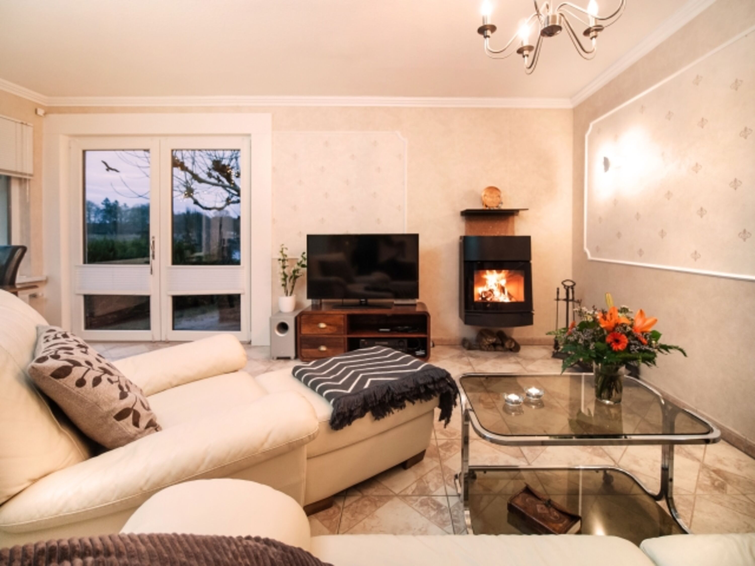Loungesessel und Kamin