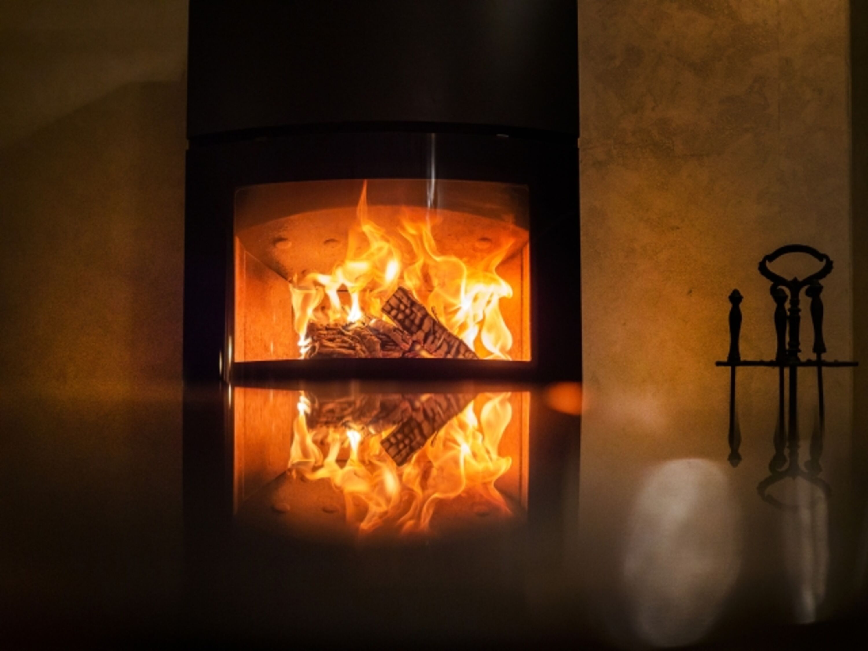 Kamin mit Feuerholz