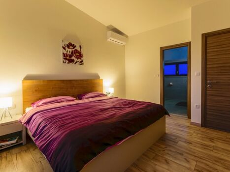 Schlafzimmer mit Doppelbett