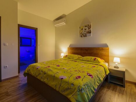 Schlafzimmer mit Doppelbett