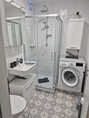 Modernes kleines Badezimmer mit Waschmaschine 