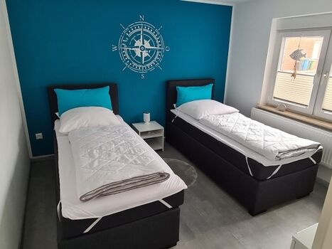 Schlafzimmer 2 mit einzelnen Boxspringbetten 