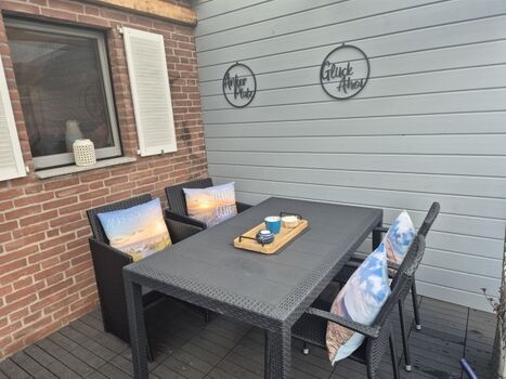 Sitzbereich im Garten mit überdachter Terrasse 