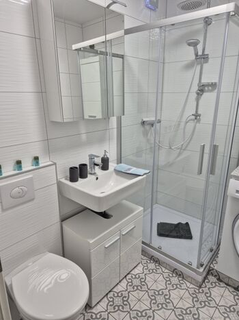 Modernes kleines Badezimmer mit Waschmaschine 