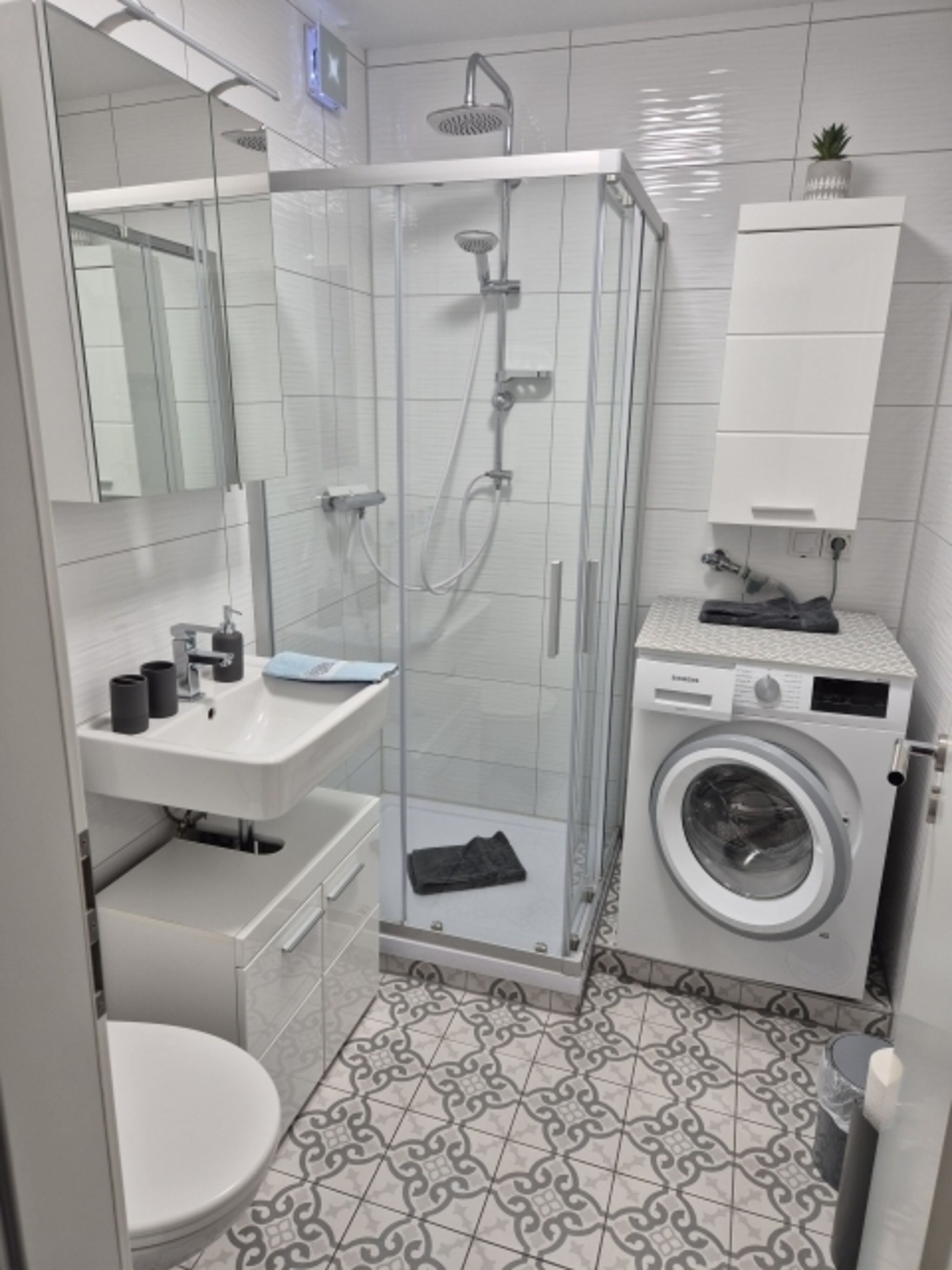 Modernes kleines Badezimmer mit Waschmaschine 