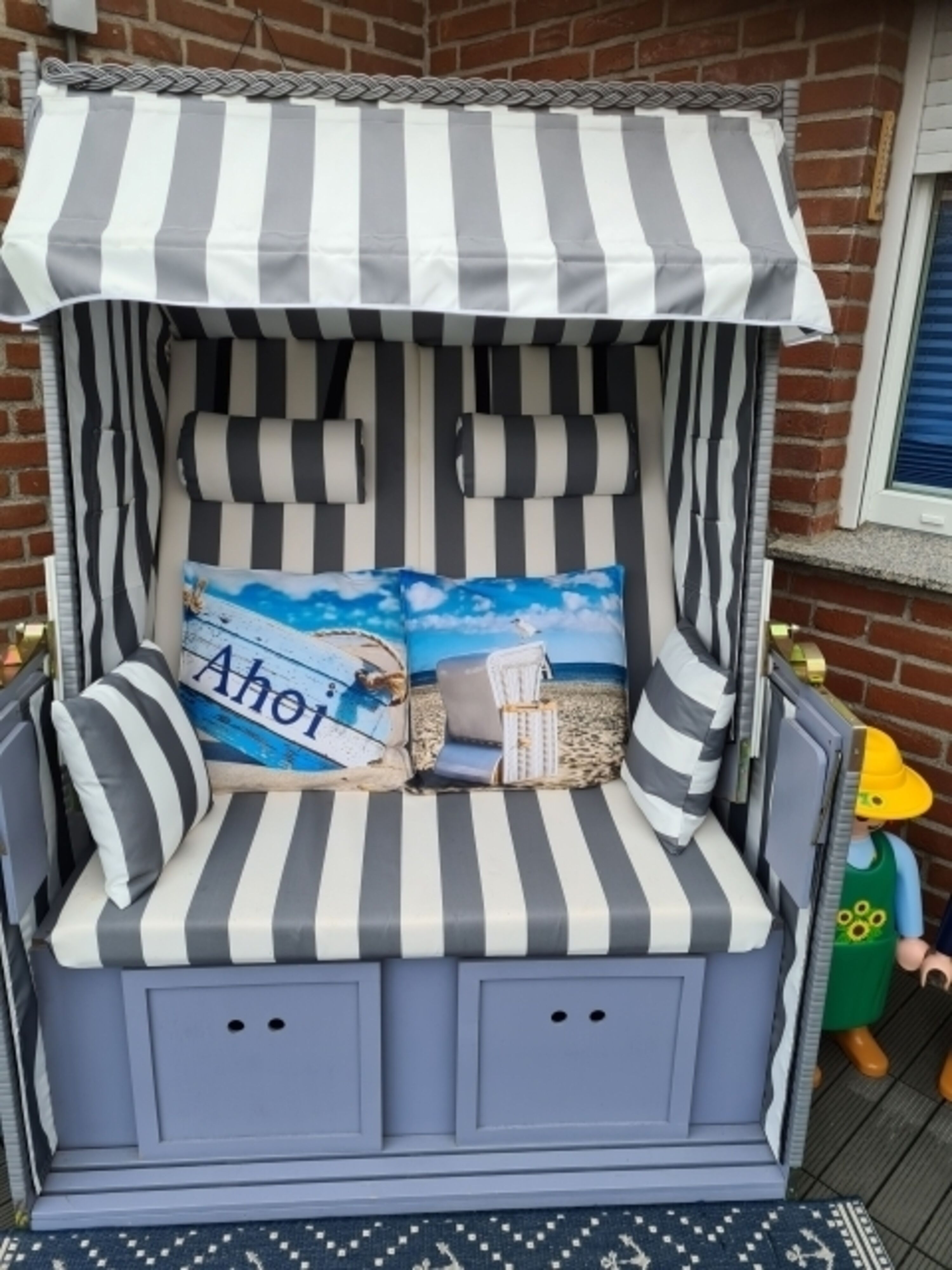 Gemütlicher Strandkorb auf der Terrasse 